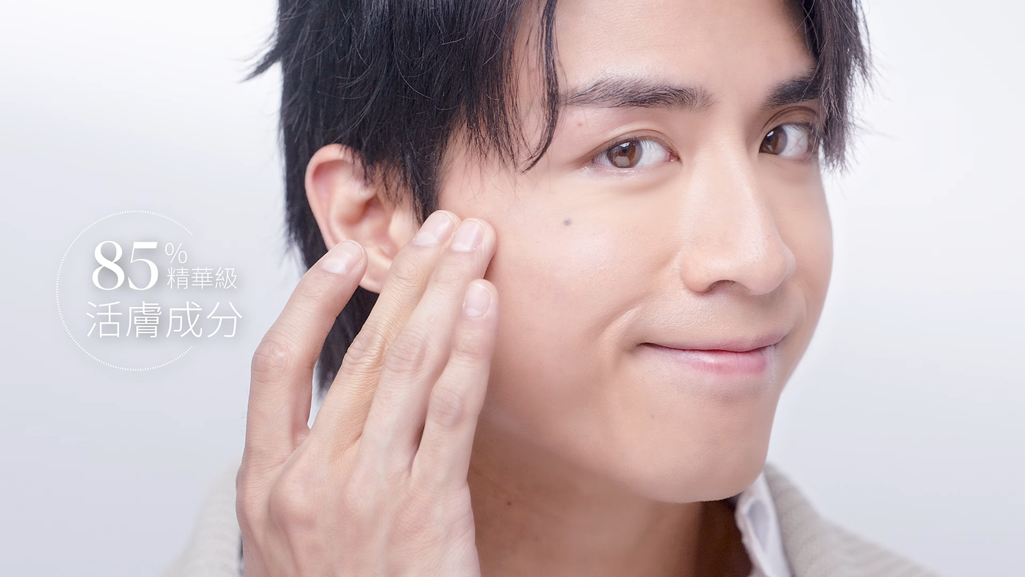 廣告以第一身貓貓可愛視角出發,帶領粉絲近距離窺探AK無瑕底妝的秘密。