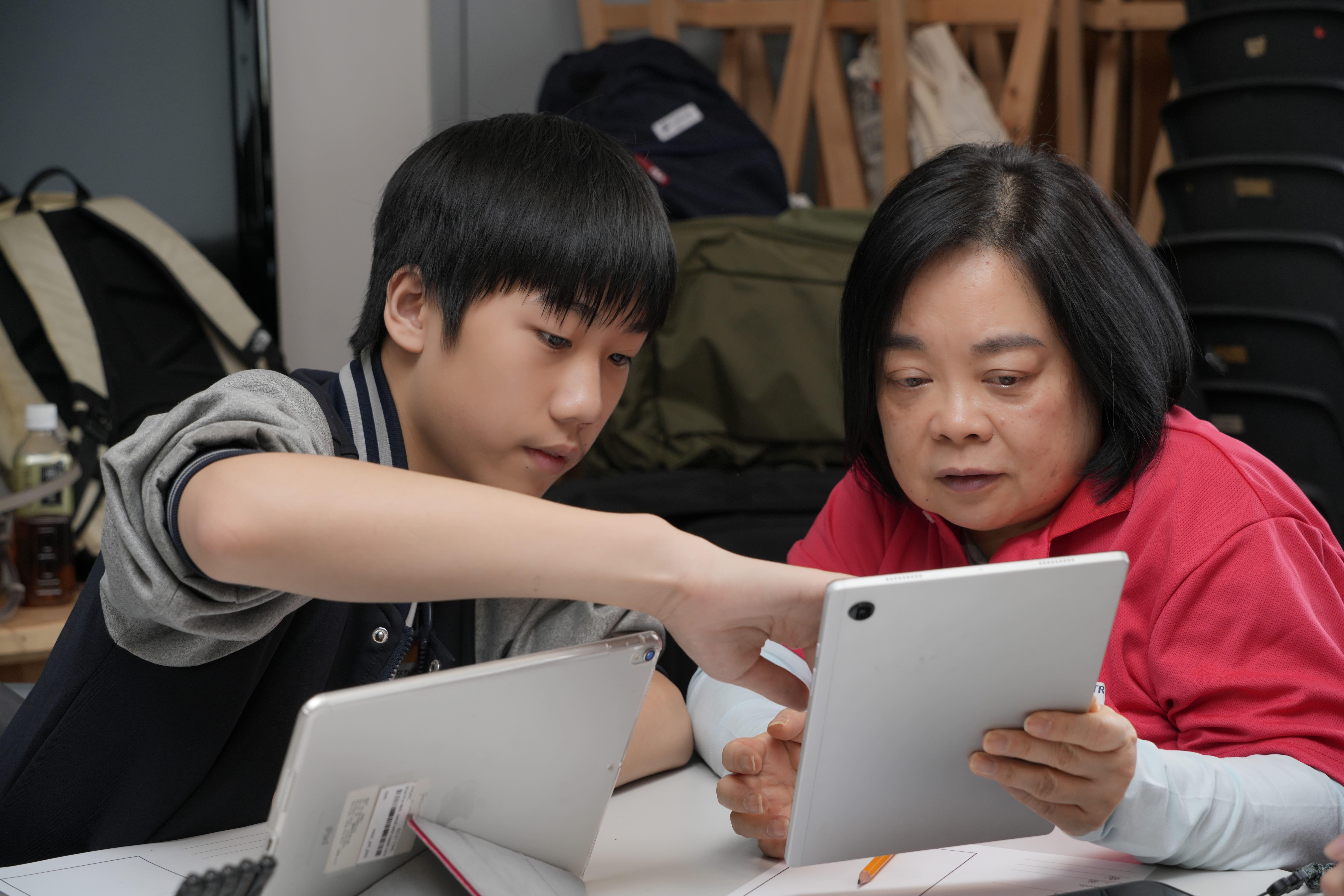 港鐵人力資源總監鄭惠貞(右)