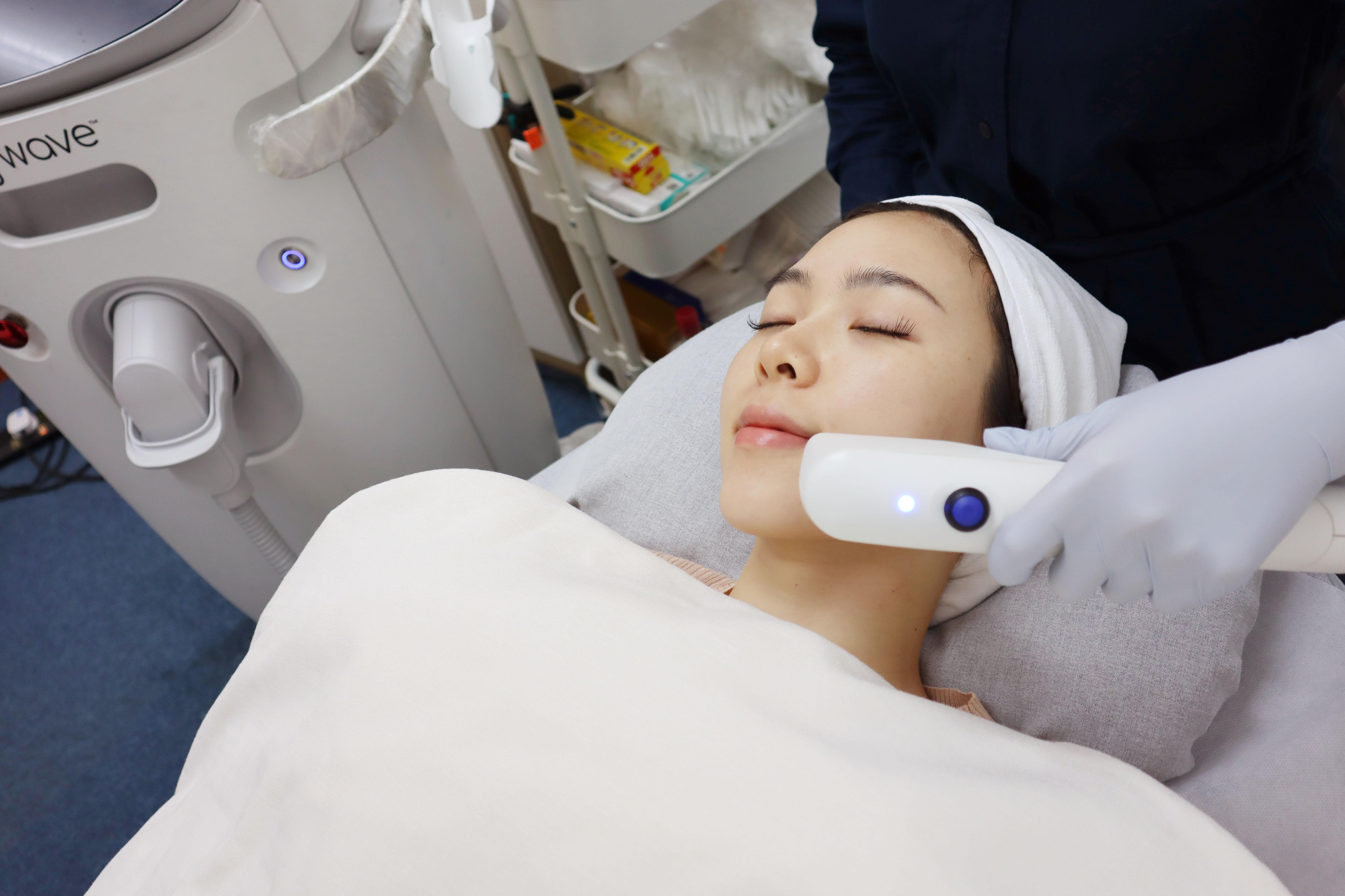 Krystal大方分享保養緊緻白滑牛奶肌的秘訣在於,一年做一次SofwaveTM療程。