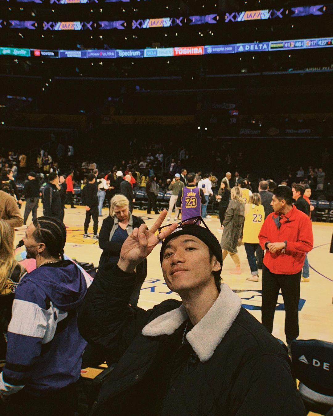 Stanley難得現場睇NBA球賽，當然要打卡留念。