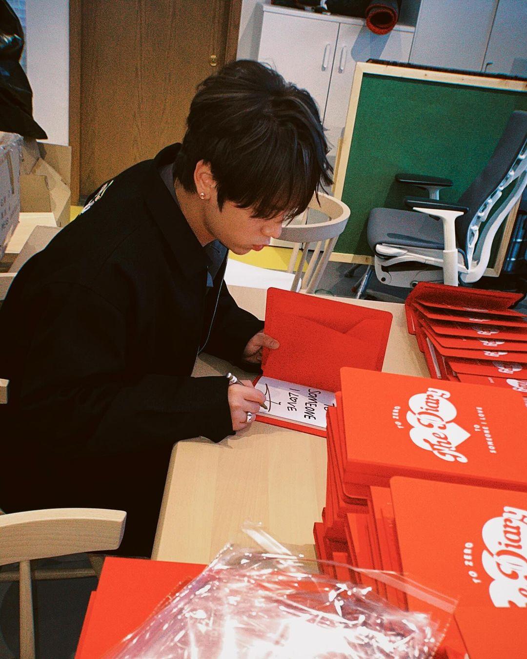 姜濤為自家品牌簽名,自言簽到手軟。