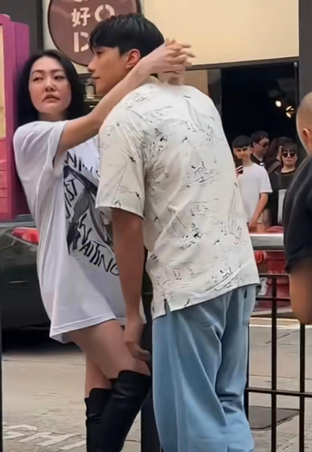 劉俊謙在眾目睽睽下情挑小S 。