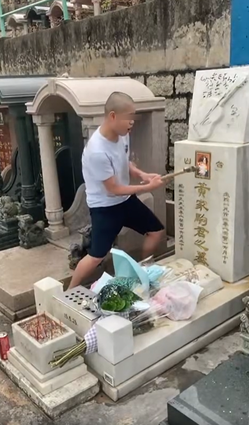 家駒墓碑遭光頭Bob破壞,遺照盡毀。