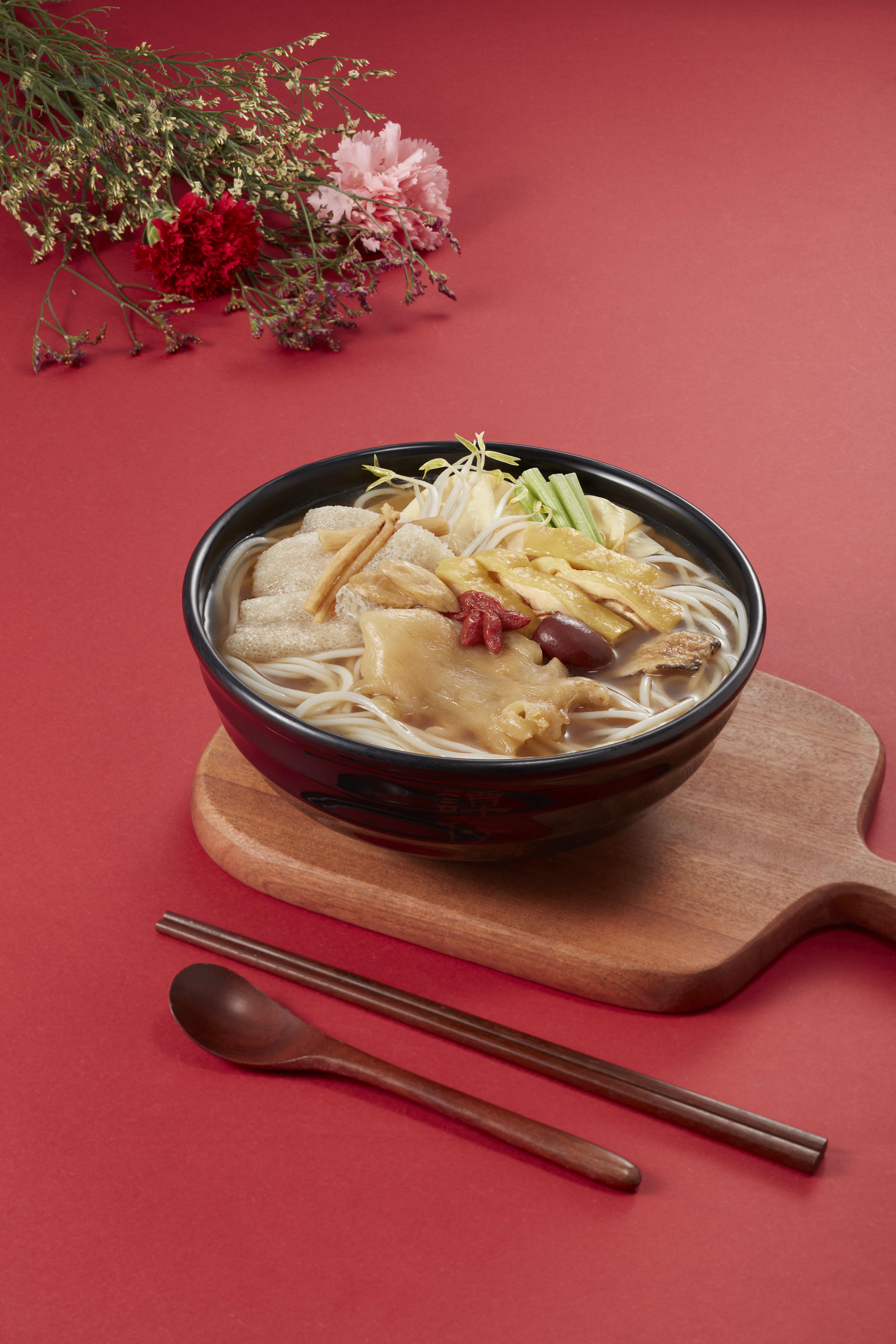 譚仔三哥米線 花膠嫩雞竹笙滋補美線