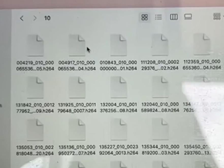 事主取出一張儲存卡,用讀卡器試圖讀取裡頭的檔案,但未能成功。(微博)