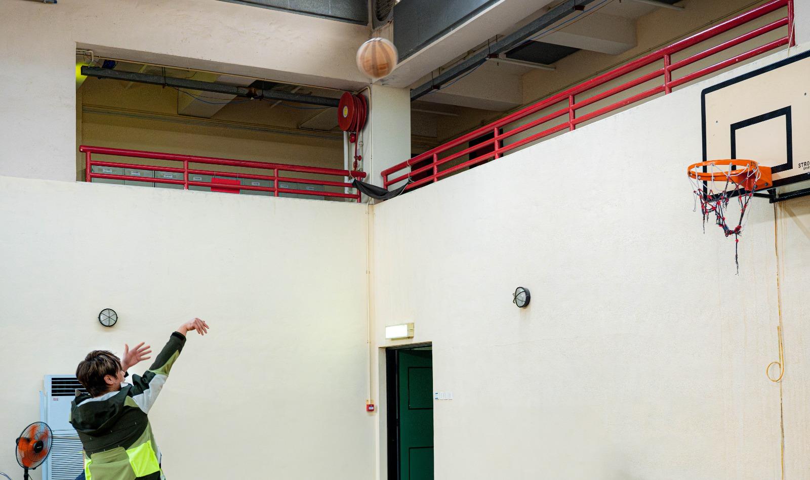 《姜屍校園》在真實校園取景,在室內運動場館姜濤一見到有籃球便忍不住出手。