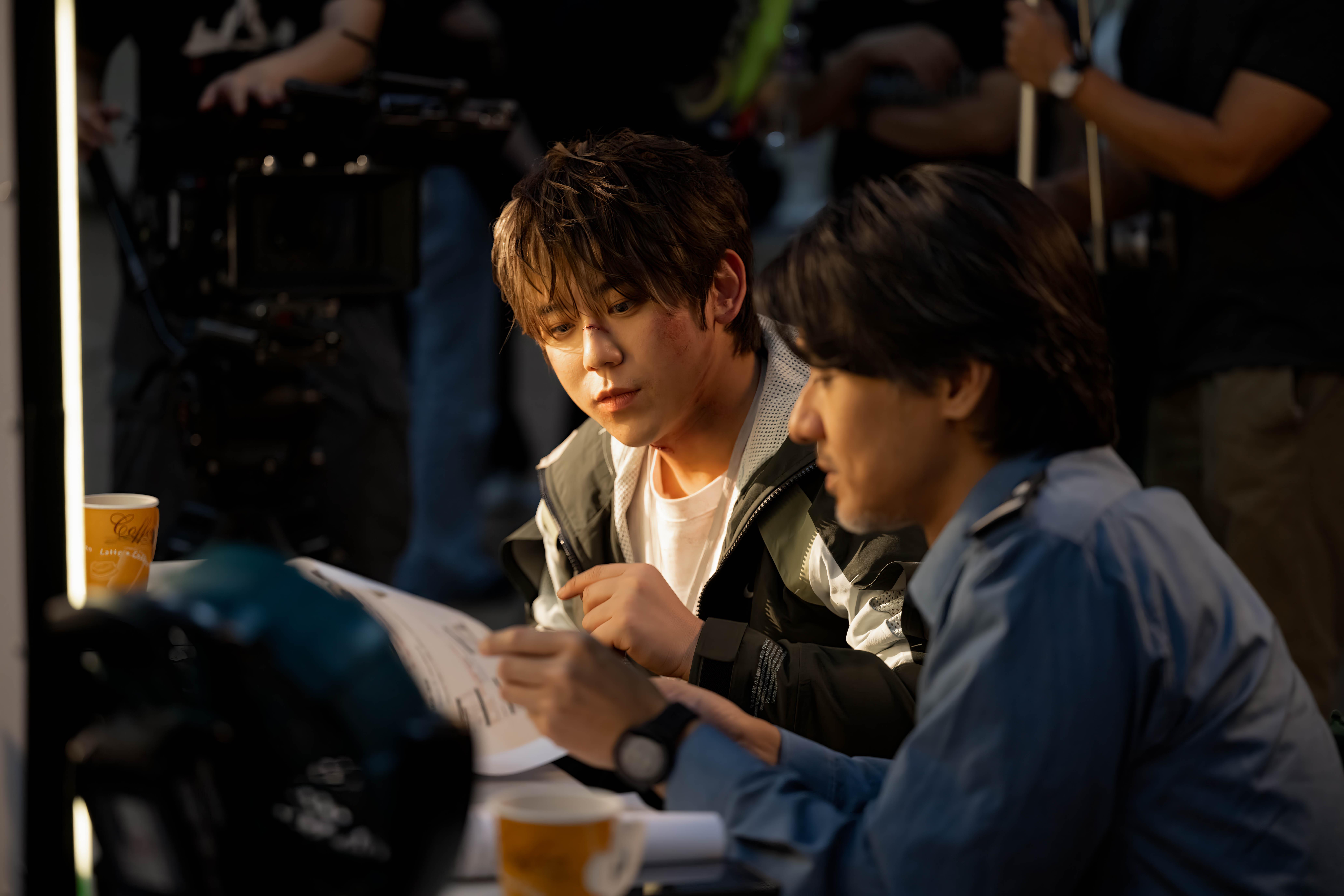 姜濤孖型男保安馮德倫上演《姜屍校園》。