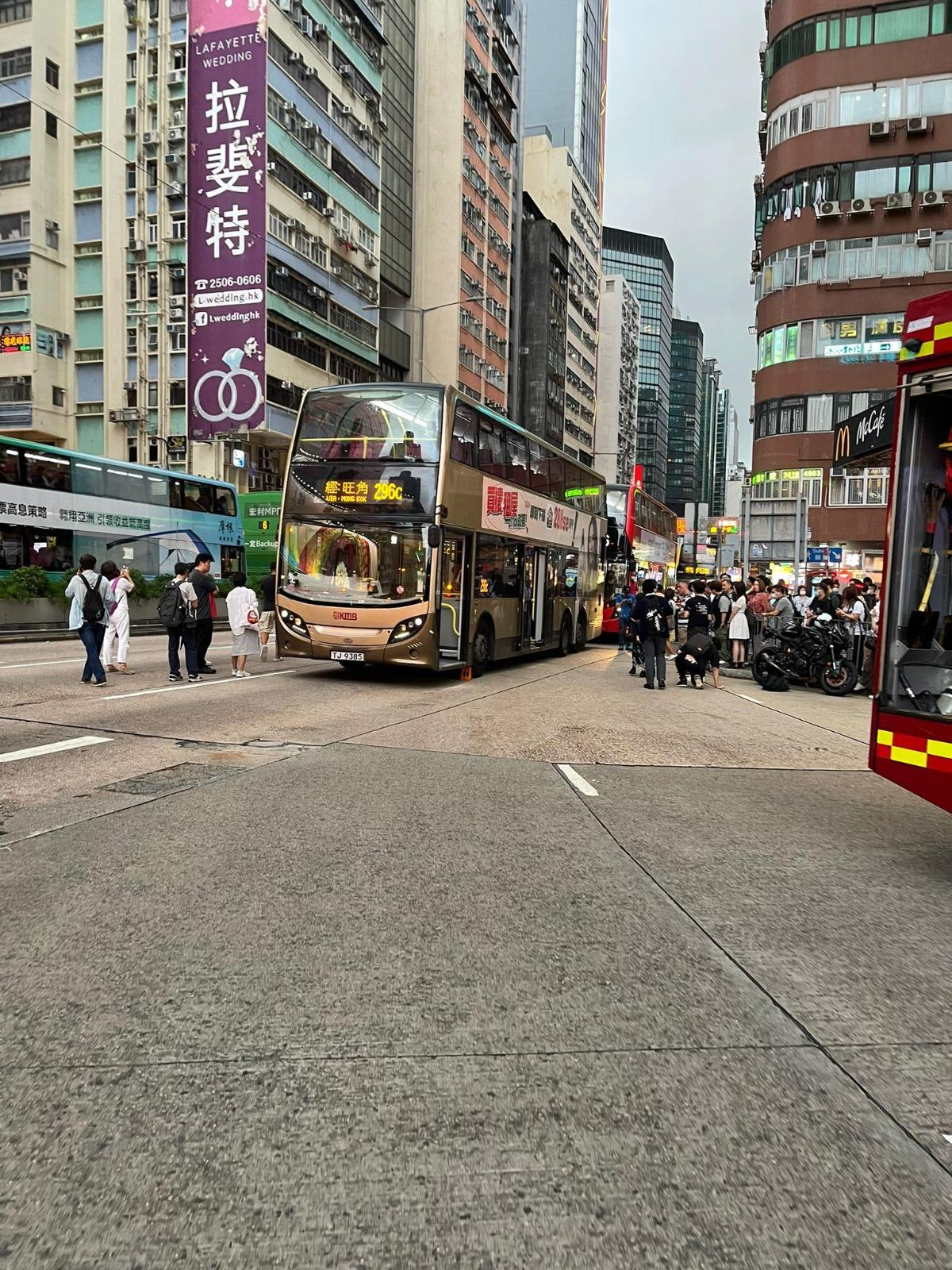 旺角有貓隻被困車底。