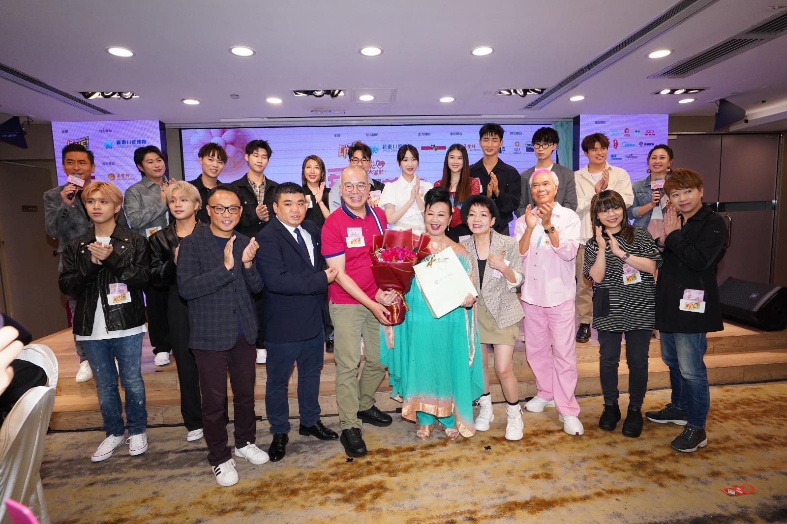 朱子昭、程凱欣代表送花及禮物給薛家燕。