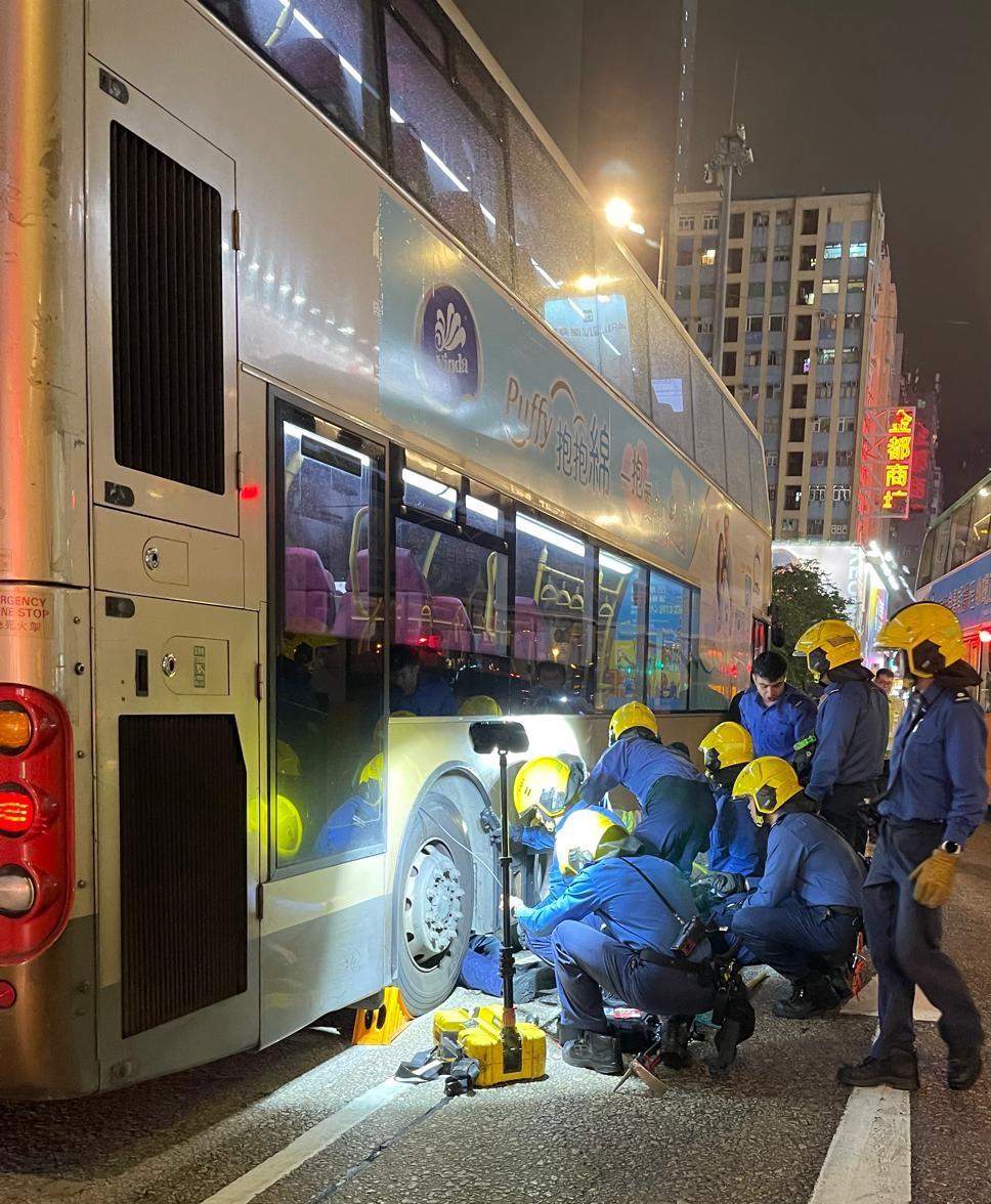 旺角有貓隻被困車底。