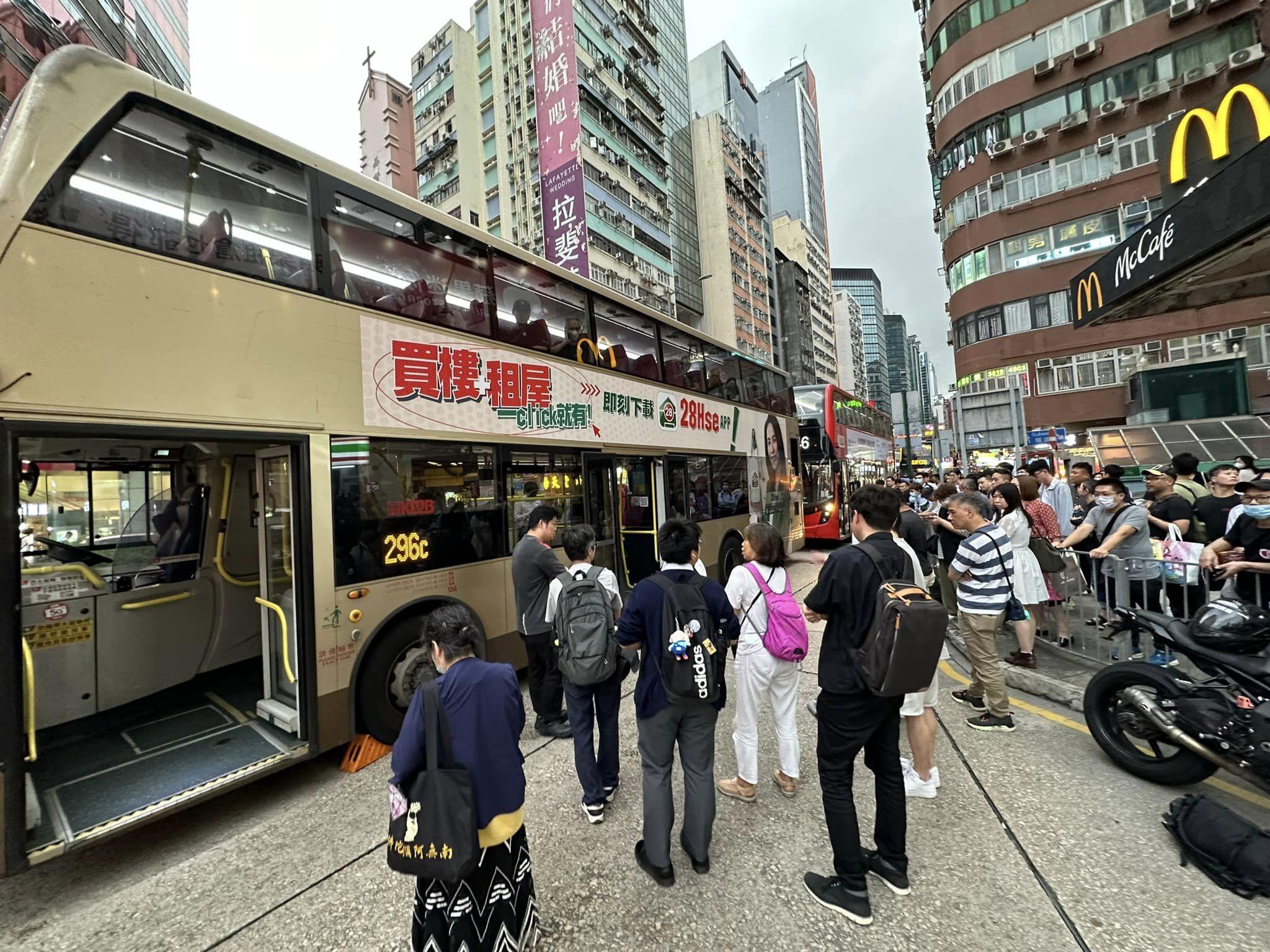 旺角有貓隻被困車底。(Alex Cheung@FB「香港突發事故報料區」)