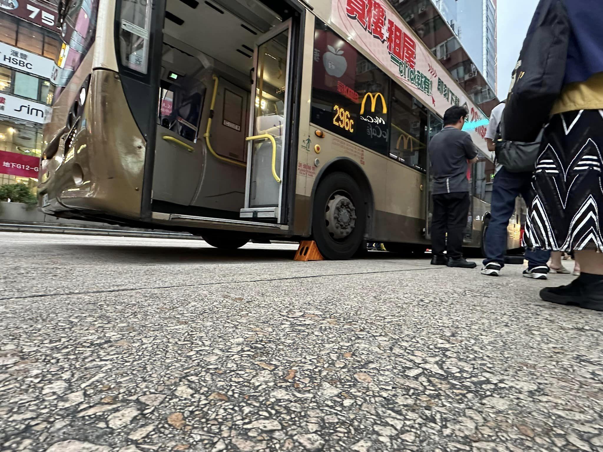 旺角有貓隻被困車底。(Alex Cheung@FB「香港突發事故報料區」)