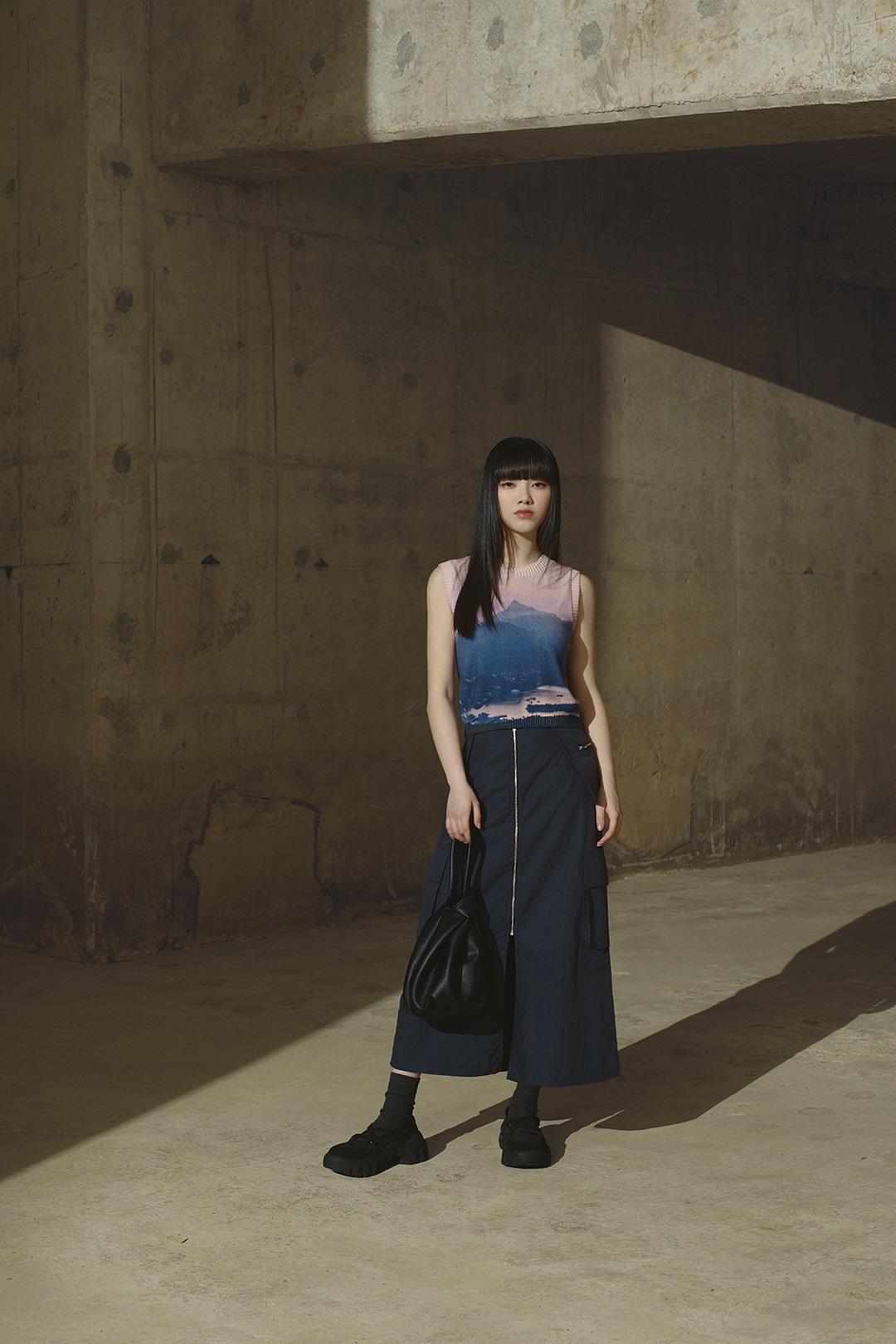 Evenings Blush Sweater $499、Cargo Zipped Skirt $499、Vegan leather Knot Bag $399