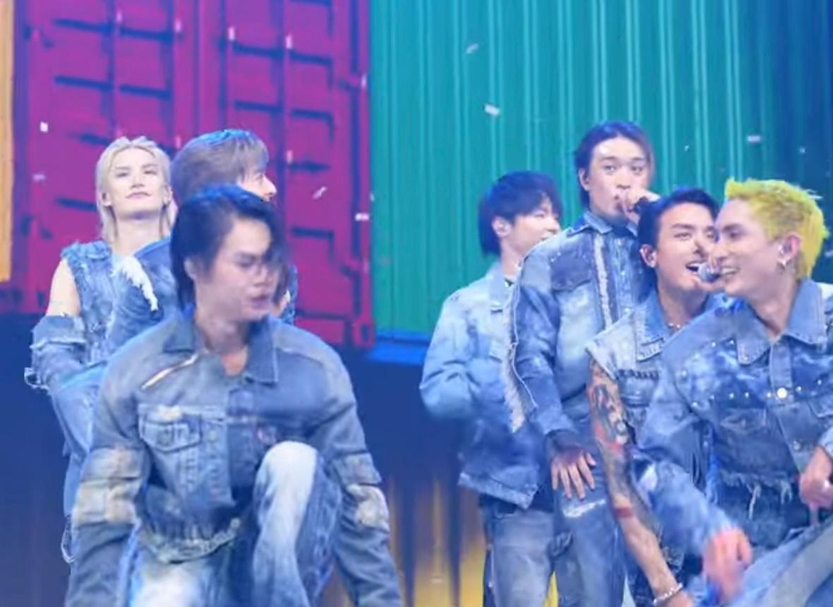 Jer的額頭更黐著紙碎,要Edan出手為他撥走。