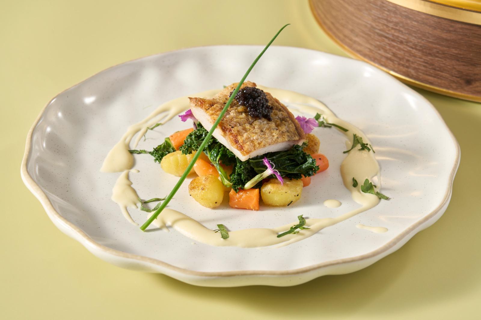 香煎盲鰽魚柳伴黑魚子配 法國旭金堡酒莊白酒牛油汁