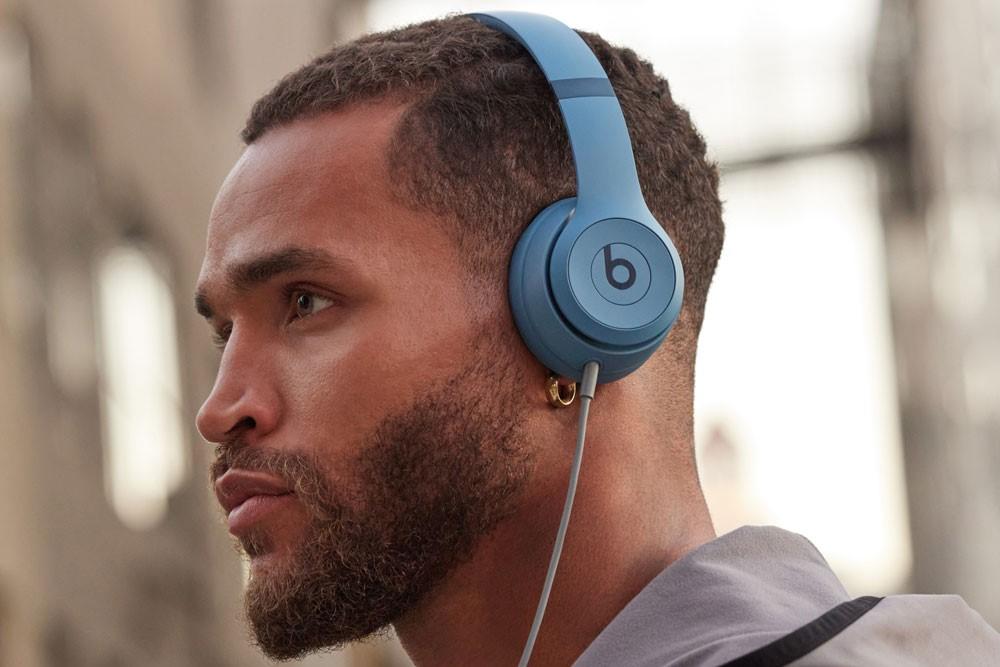 Beats Solo 4可以插上3.5毫米音訊連接線或USB-C線,可聆聽高清無損壓縮音訊。