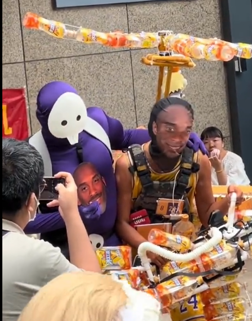 浙江杭州近日一場動漫展有Cosplayer扮成已故NBA傳奇球星高比拜仁(Kobe Bryant)墜機遇難身亡的場景,引起大批網民及高比球迷不滿。(影片截圖)