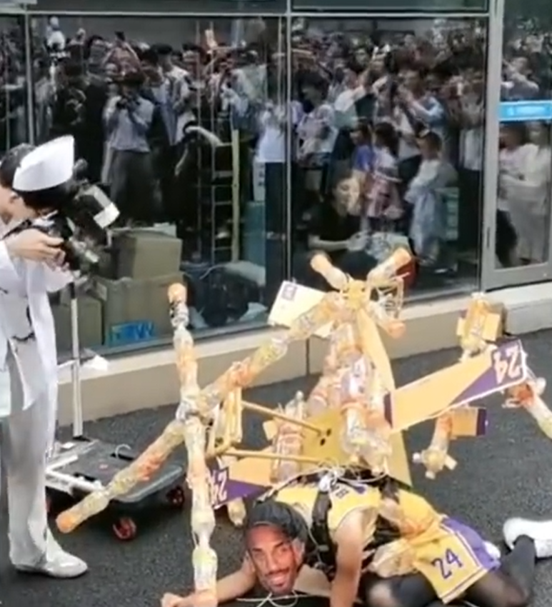 浙江杭州近日一場動漫展有Cosplayer扮成已故NBA傳奇球星高比拜仁(Kobe Bryant)墜機遇難身亡的場景,引起大批網民及高比球迷不滿。(影片截圖)