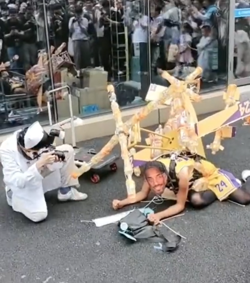 浙江杭州近日一場動漫展有Cosplayer扮成已故NBA傳奇球星高比拜仁(Kobe Bryant)墜機遇難身亡的場景,引起大批網民及高比球迷不滿。(影片截圖)