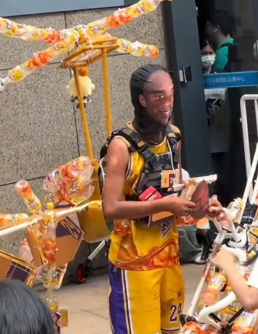 浙江杭州近日一場動漫展有Cosplayer扮成已故NBA傳奇球星高比拜仁(Kobe Bryant)墜機遇難身亡的場景,引起大批網民及高比球迷不滿。(影片截圖)