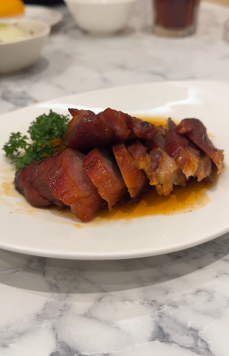 在餐廳的宣傳影片,母親用廣東話抱怨女兒:「每日早出晚歸,你以為呢度(家中)是酒店,『生嚿叉燒好過生你』,至少叉燒仲可以食。」,及後女兒為母親夾上叉燒,母親面露滿意表情。