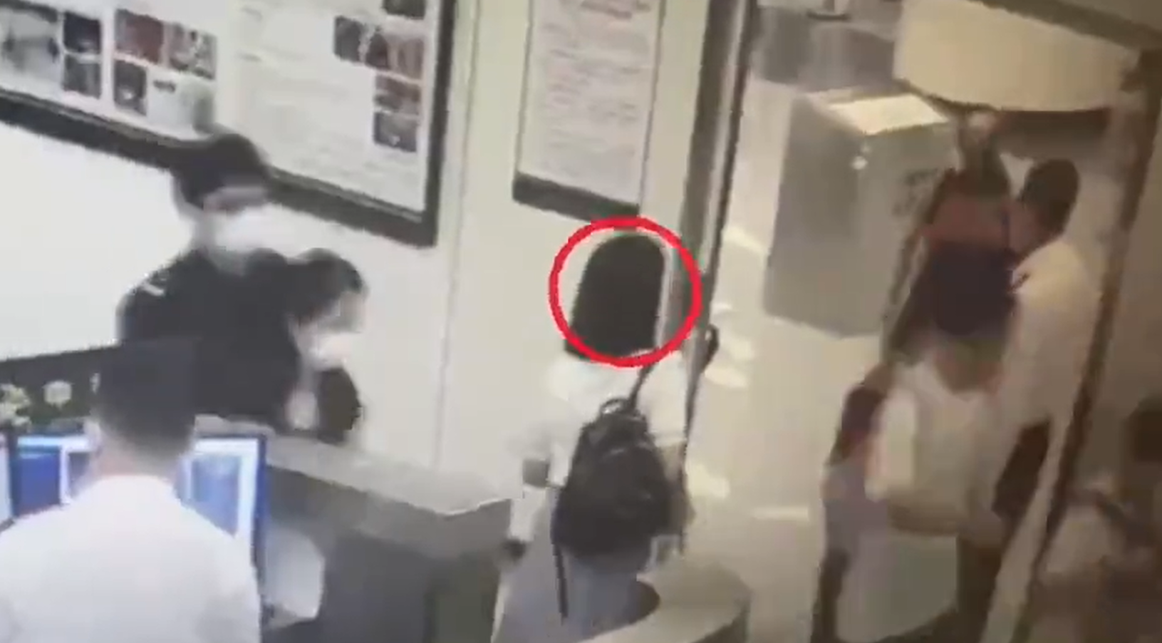 廣東蓮塘海關在旅檢進境渠道查獲一宗旅客人身藏匿燕窩走私入境案,查獲燕窩1,107克。(影片截圖)