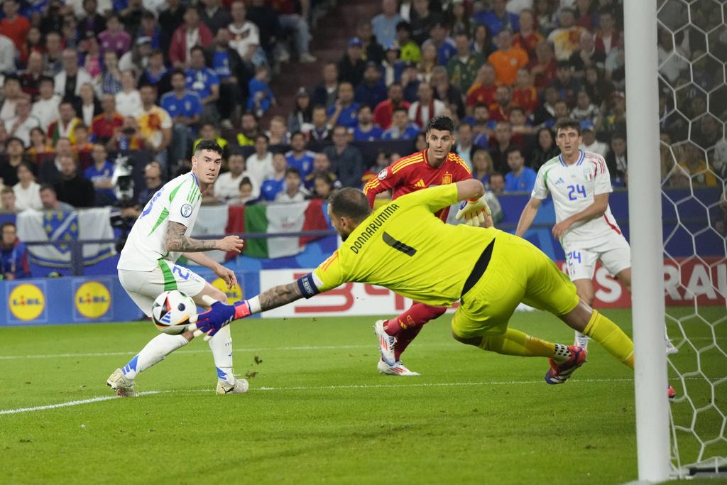 西班牙於55分鐘憑著一個烏龍球先開紀錄,領先1:0。(美聯社)
