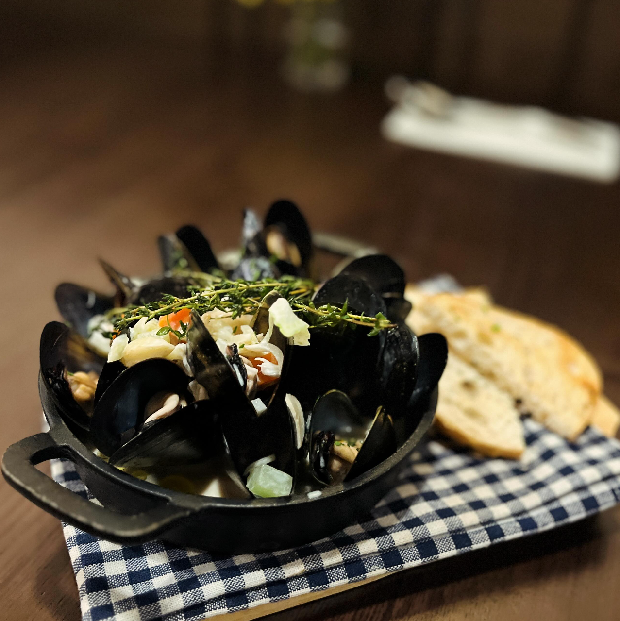 位於九龍城的Chaplin主打歐陸菜式,提供多款歐洲菜、葡萄酒、啤酒等。