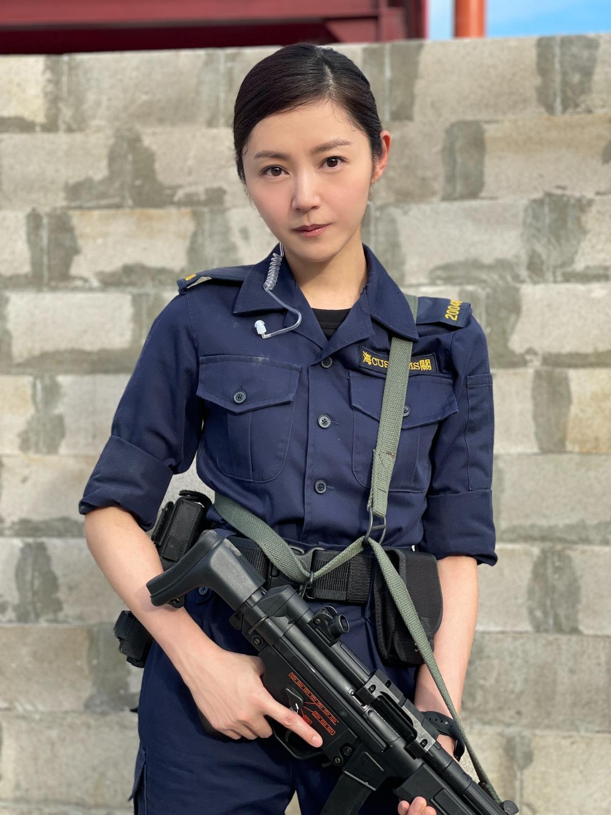 衛詩雅尚未埋位已現身片場,睇霆鋒拍動作戲。