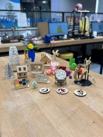 同學們可試玩零碳天地踏單車動力發電,及製作個人化3D打印作品,寓學習於娛樂。