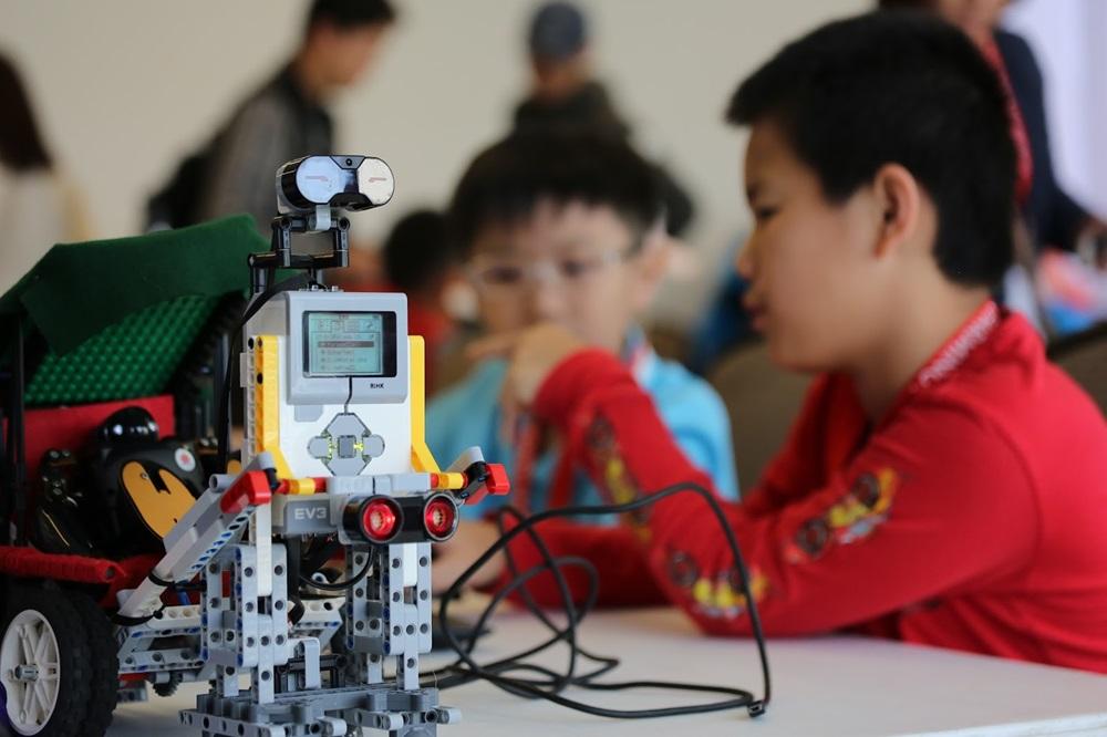 小朋友利用ipad操作機械人,體驗人工智能與機械人技術,釋放無限創意。