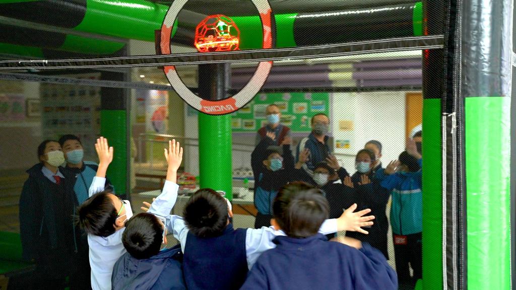 小朋友利用ipad操作機械人,體驗人工智能與機械人技術,釋放無限創意。