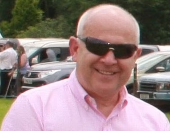 老闆Kevin Davies被指「兜口兜面」大聲向女事主咳嗽,並說她荒謬。(互聯網)