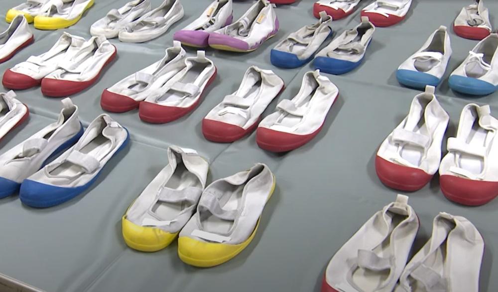 警方之後在疑犯家中發現4,000至5,000對室內鞋。(YouTube)