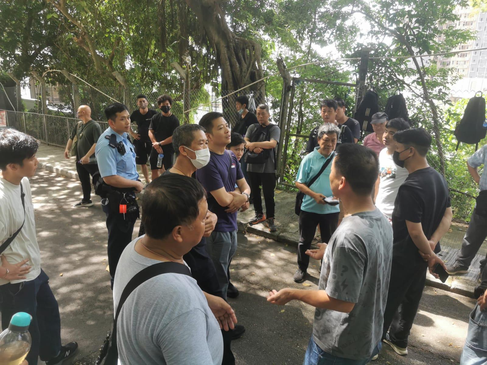 港島西半山寶珊道28號地盤項目,一批玻璃幕牆工人不滿被拖欠薪金(香港建造業總工會圖片)