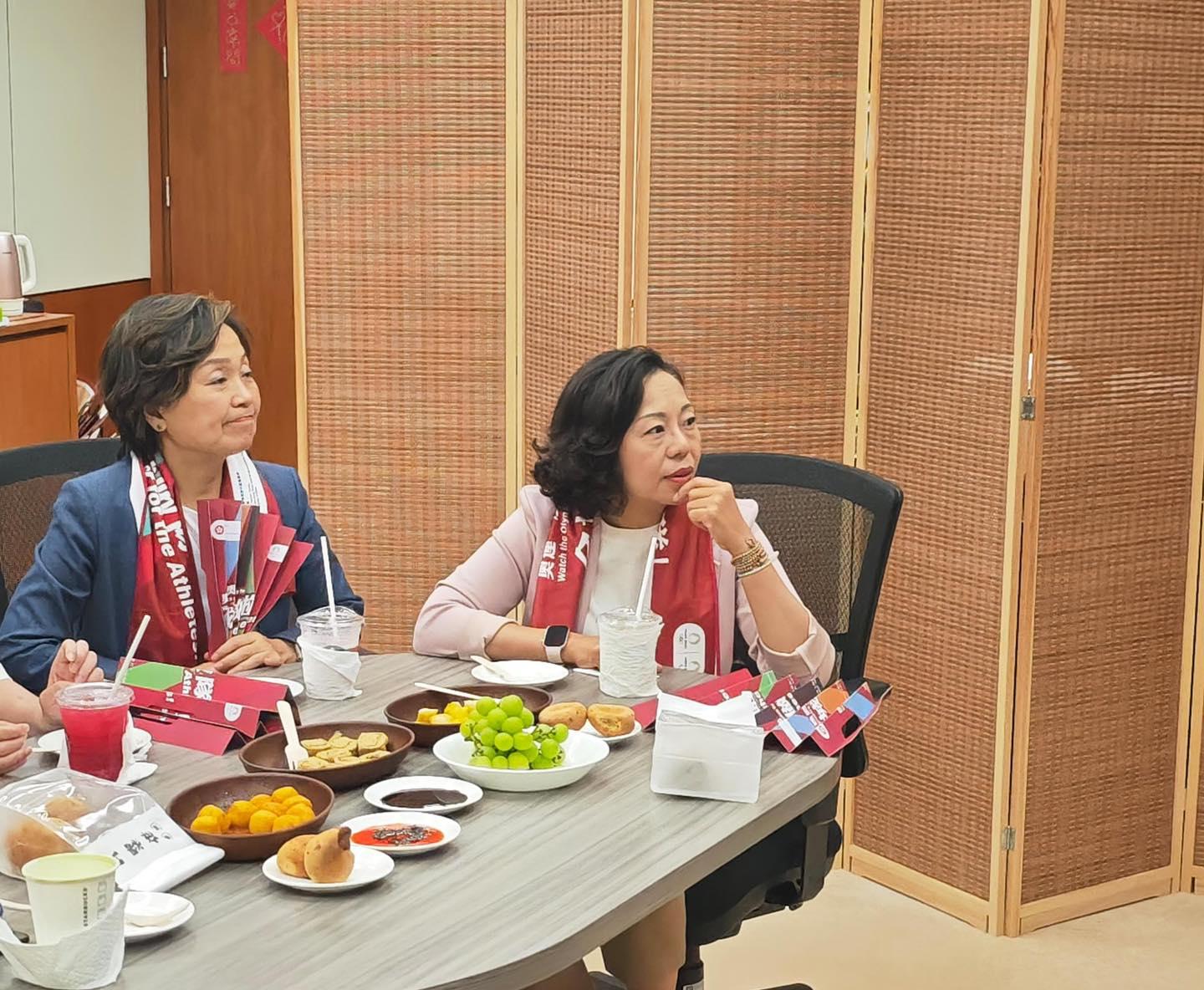 一眾女局長昨日下班後亦未有離開辦公室,齊看奧運直播。(麥美娟FB)