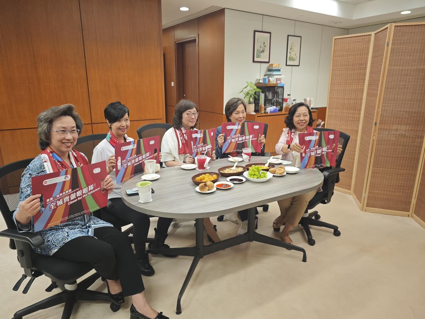 一眾女局長昨日下班後亦未有離開辦公室,齊看奧運直播。(麥美娟FB)