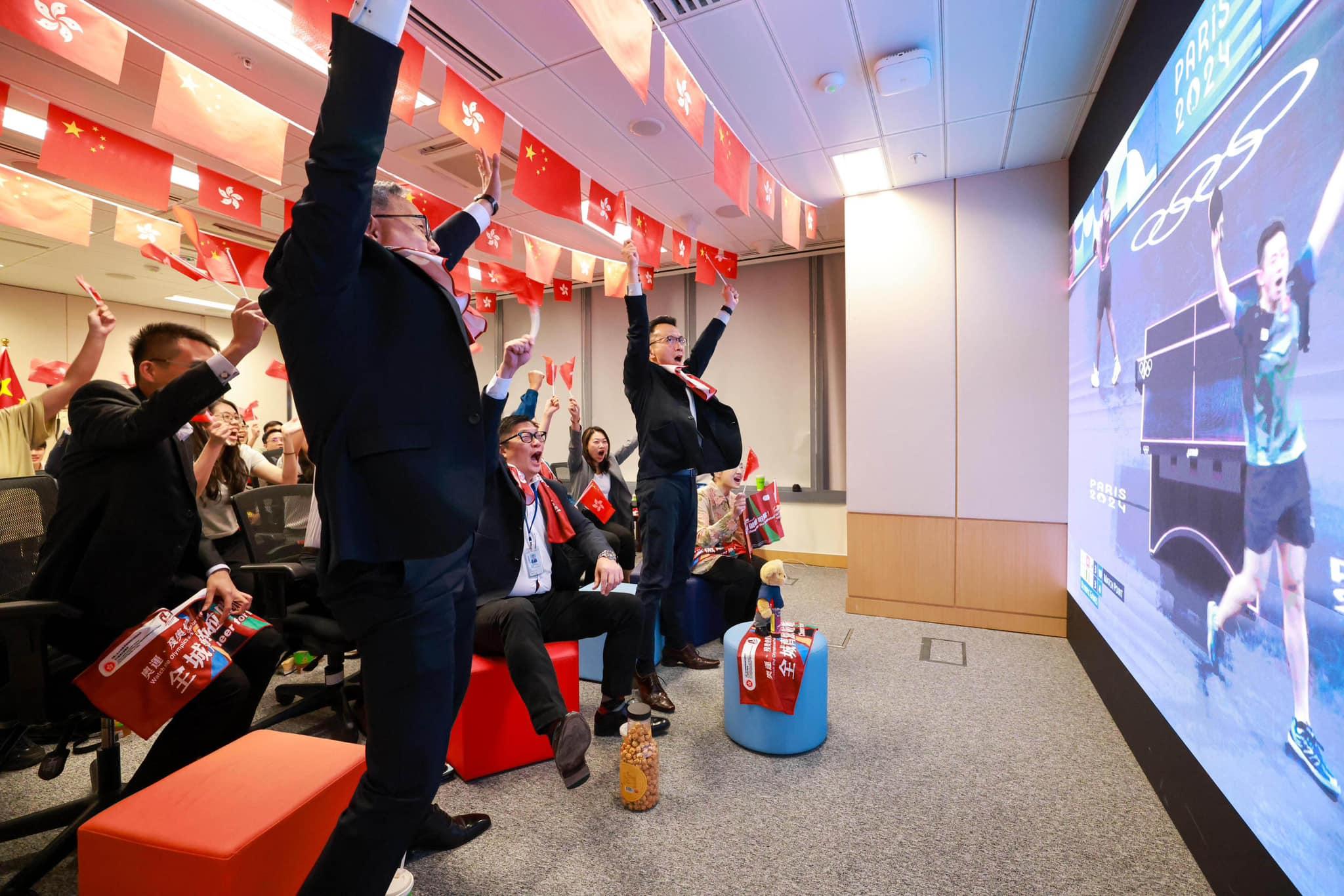 鄧炳強昨日與保安局同事看奧運直播。(鄧炳強FB)