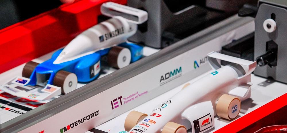 F1賽車,分小學組和中學組,讓同學們設計獨一無二的賽車,從中學習STEAM、動力學、速度與反應。