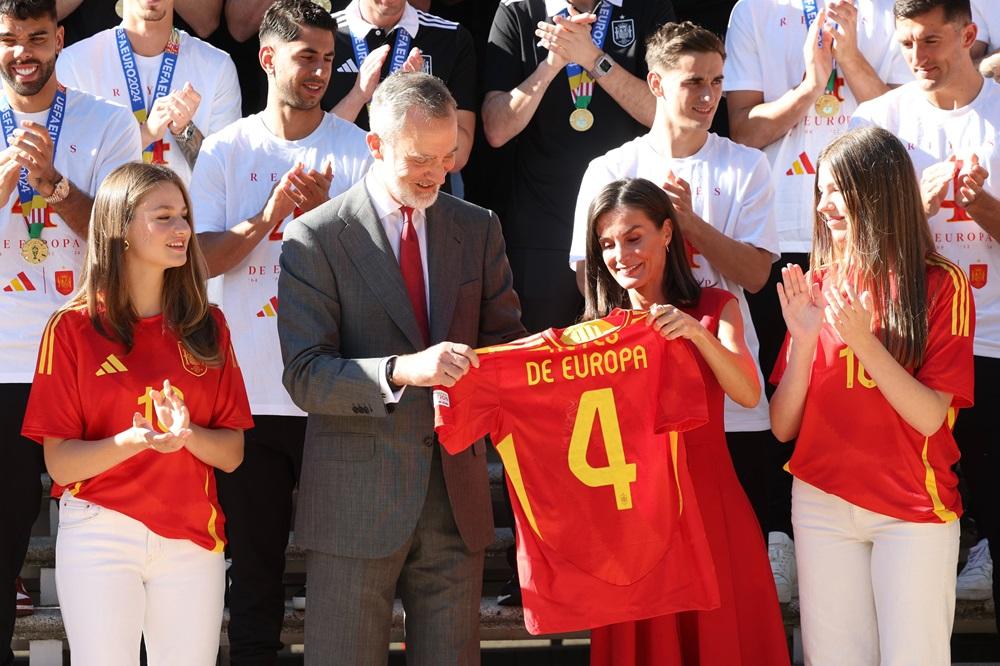 西班牙國王費利佩六世獲贈西班牙的球衣,並印有第4次歐洲冠軍的字樣。(X)