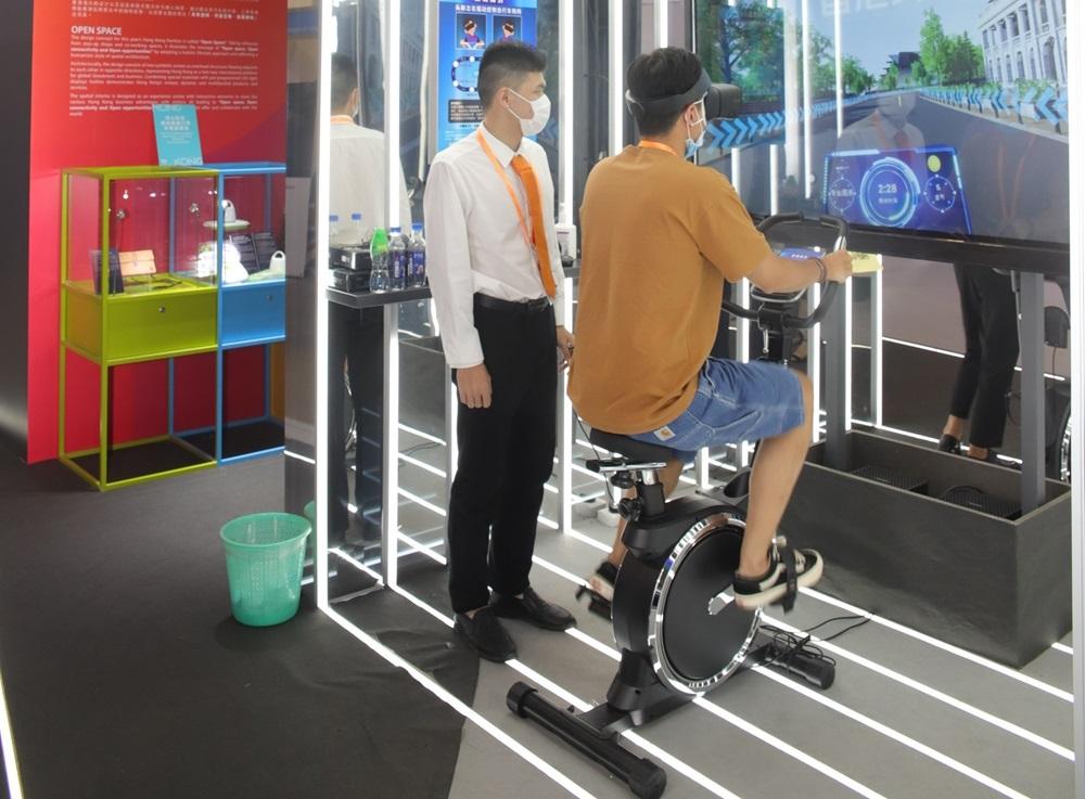 VR模擬駕駛,在公路上踏單車,親身體驗時下最流行的科技。