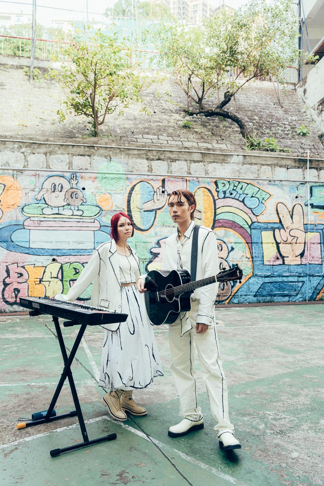 per se由衣着到化妝均花了心思。