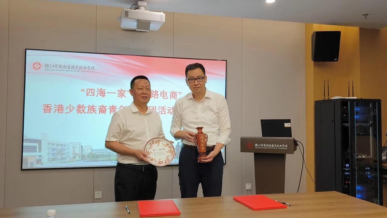 新家園協會與寧波市委統戰部副部長傅岳炳(圖左)交換紀念品。