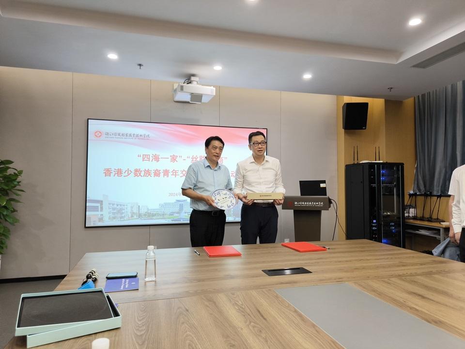 新家園總幹事黃頌與浙江紡織服裝職業技術學院校長鄭衛東(圖左)簽訂合作。