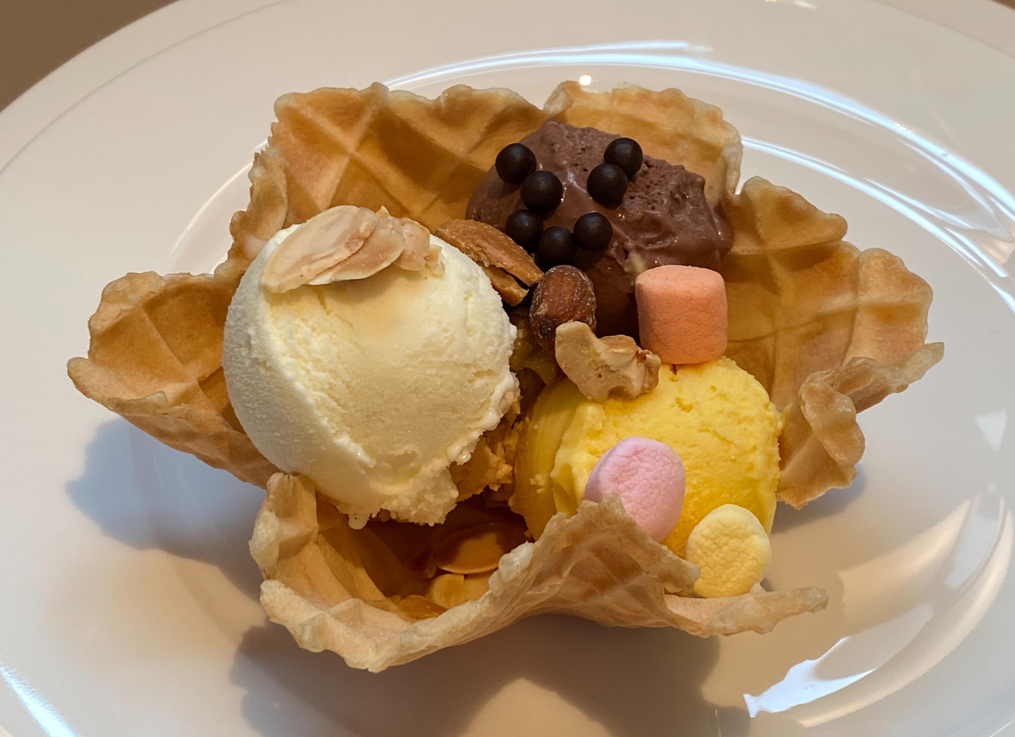 客人可自選配雪糕筒或脆窩夫。