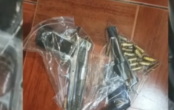 兩名人質安全獲救,兩名中國藉的綁匪被當場拘捕,搜出手槍,並在屋內搜出毒品、刀等證物(影片截圖)