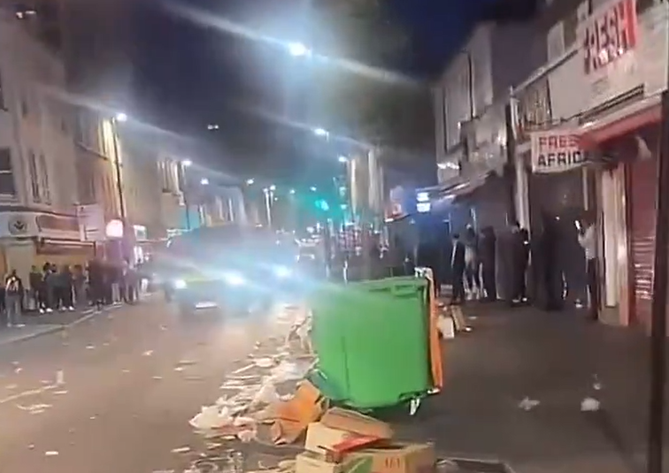 倫敦南部的克羅伊登(Croydon)有約50名青年向警方擲樽及煙花,企圖引起破壞,至少10人被捕。警方指涉事人士的行為與示威活動無關,強調只是「反社會行為」。