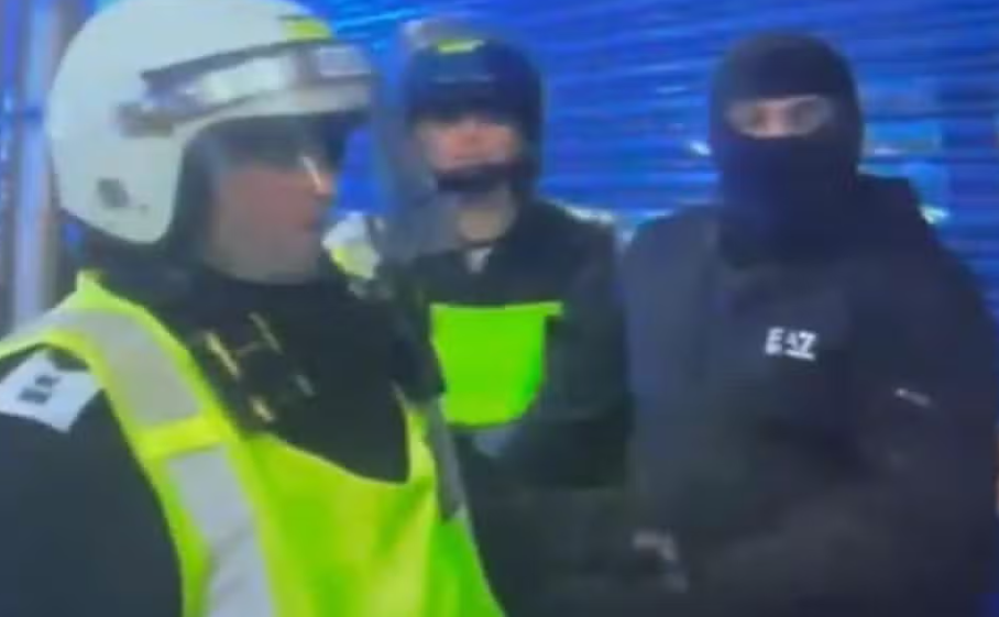 倫敦南部的克羅伊登(Croydon)有約50名青年向警方擲樽及煙花,企圖引起破壞,至少10人被捕。警方指涉事人士的行為與示威活動無關,強調只是「反社會行為」。