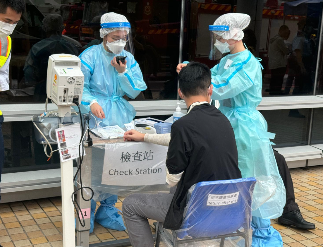 北大嶼山醫院舉行跨部門事故演習,模擬數名疑犯於醫院營救一名正在接受治療的同黨,並以利器及化學物品襲擊其他病人,使多人受傷。(警方提供)