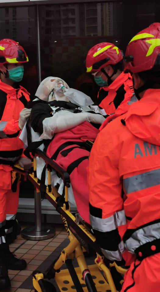 北大嶼山醫院舉行跨部門事故演習,模擬數名疑犯於醫院營救一名正在接受治療的同黨,並以利器及化學物品襲擊其他病人,使多人受傷。(警方提供)